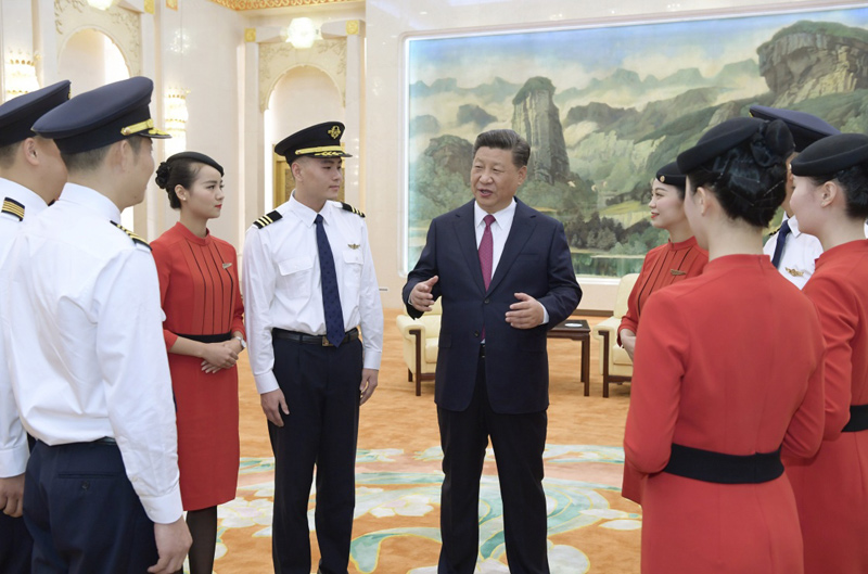 習近平在會見四川航空“中國民航英雄機組”全體成員時強調 學習(圖2) 中共中央總書記、國家主席、中央軍委主席習近平專門邀請四川航空“中國民航英雄機組”全體成員參加慶祝中華人民共和國成立69周年招待會。這是9月30日下午國慶招待會前,習近平在人民大會堂親切會見他們。