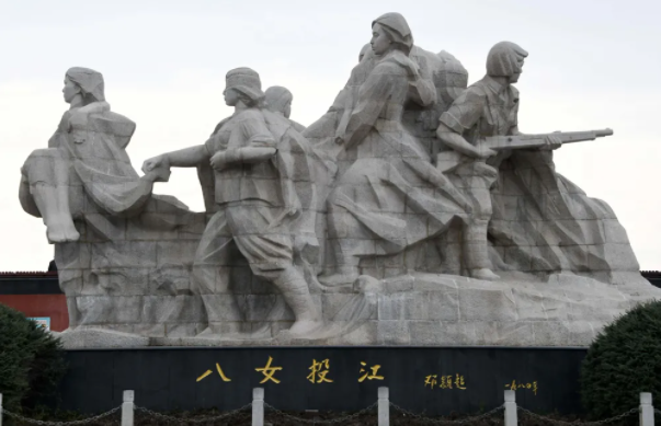 【HEF黨建小課堂100講】第六十講：悲壯！八位女戰(zhàn)士相互攙扶，一步一步走進(jìn)刺骨的河中……(圖6)
