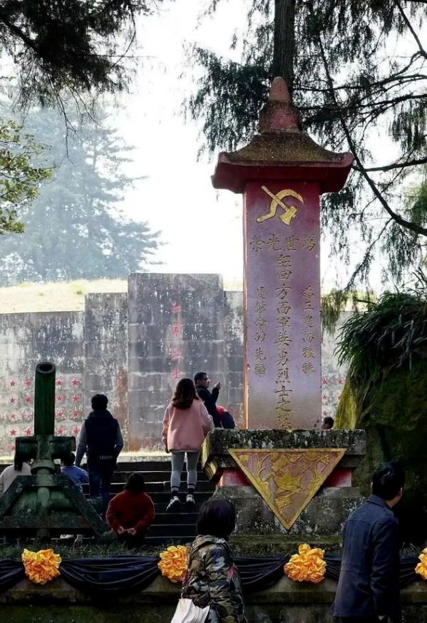 【HEF黨建小課堂100講】第七十三講：這塊紅軍墓碑上的黨徽為什么倒懸？(圖2)